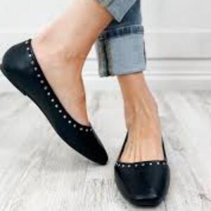 BRAND NEW LIFE STRIDE SIMPLE COMFORT STUDDED CUT OUT AROUND SLJP ON FLAT